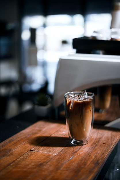 bicchiere di caffè con latte sul tavolo