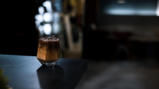 bicchiere di caffè con latte sul tavolo