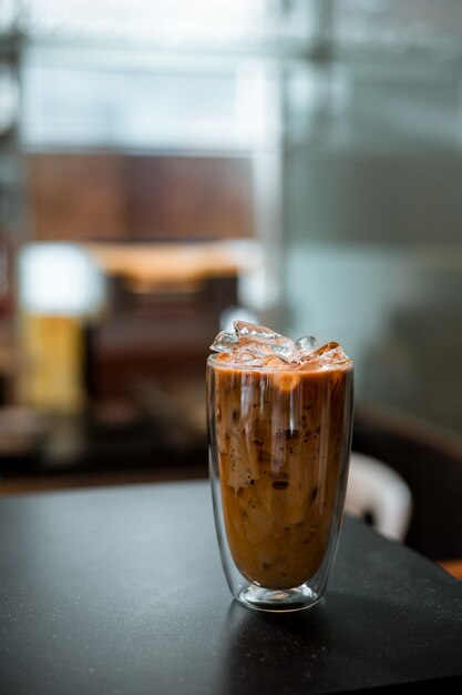 bicchiere di caffè con latte sul tavolo