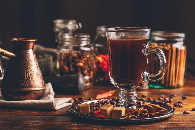 Bicchiere di caffè con spezie.