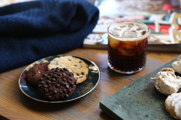 Bicchiere di caffè filtro con deliziosi biscotti