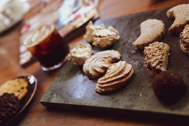 Bicchiere di caffè filtro con deliziosi biscotti