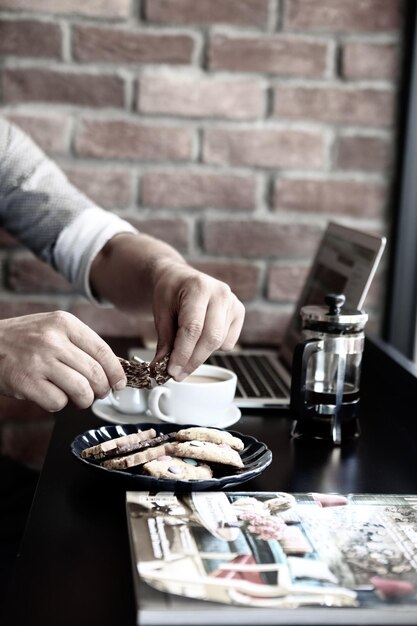 Bicchiere di caffè filtro con deliziosi biscotti