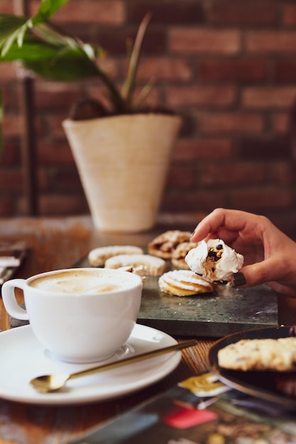 Bicchiere di caffè filtro con deliziosi biscotti