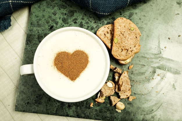 Bicchiere di caffè filtro con deliziosi biscotti