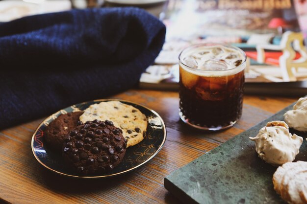 Bicchiere di caffè filtro con deliziosi biscotti