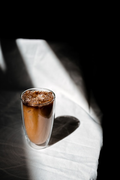 bicchiere di caffè freddo con latte sul tavolo