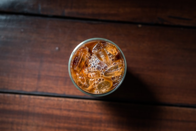 bicchiere di caffè freddo con latte sul tavolo