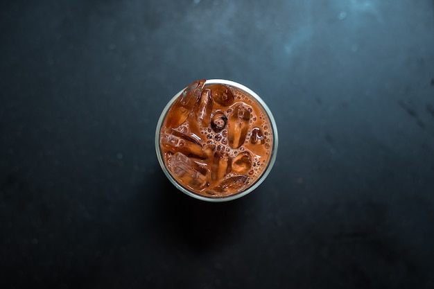 bicchiere di caffè freddo con latte sul tavolo