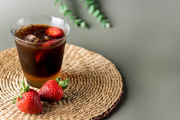 Bicchiere di caffè freddo fatto in casa da bere a colazione Bevanda estiva con cubetti di ghiaccio