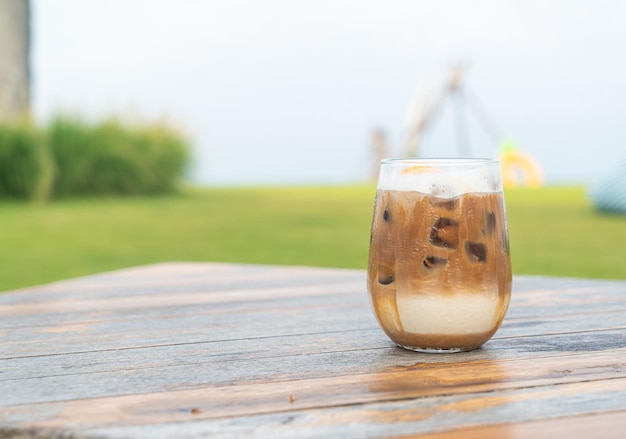 bicchiere di caffè latte ghiacciato sul tavolo di legno