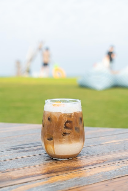 bicchiere di caffè latte ghiacciato sul tavolo di legno