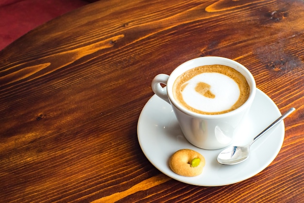 Bicchiere di caffè macchiato al caramello caldo