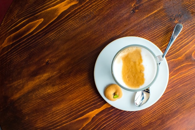 Bicchiere di caffè macchiato al caramello caldo