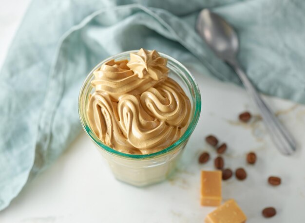 Bicchiere di caffè montato e mousse al caramello