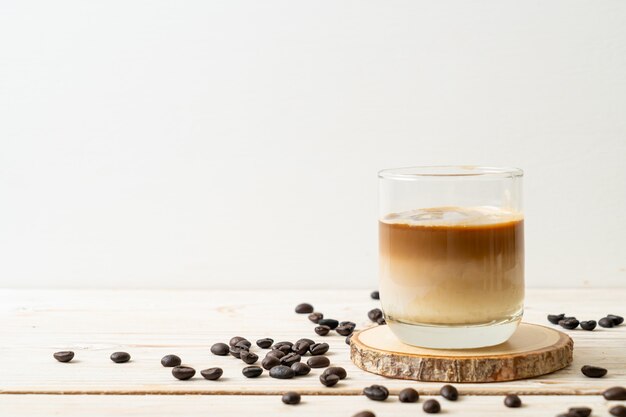 Bicchiere di caffè sporco, latte freddo condito con caffè espresso caldo