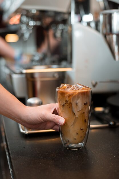 Bicchiere di caffè su sfondo bianco