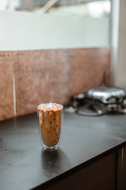 bicchiere di caffè sul tavolo