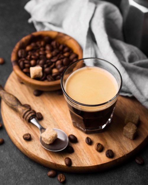 Bicchiere di caffè sulla tavola di legno