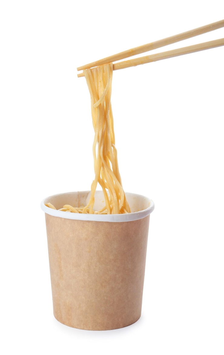 Foto bicchiere di carta di tagliatelle istantanee e bacchette isolate su bianco mockup per il design