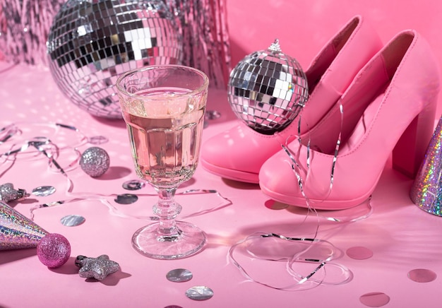 Bicchiere di champagne con palla da discoteca in argento