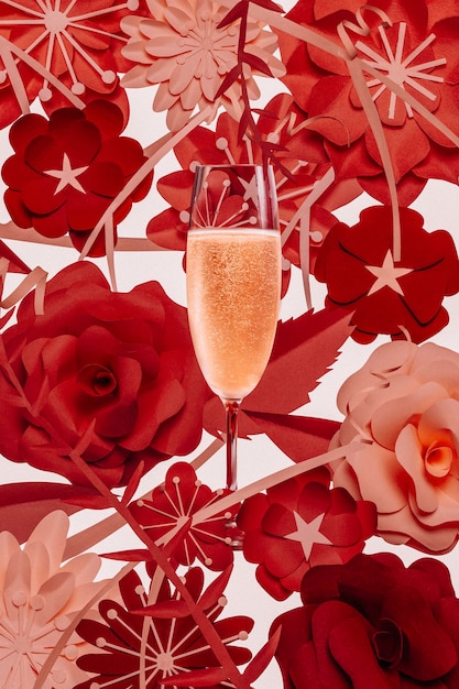 Bicchiere di champagne con sfondo di fiori