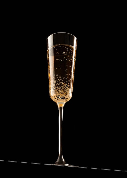 bicchiere di champagne da vicino sfondo nero scintillante