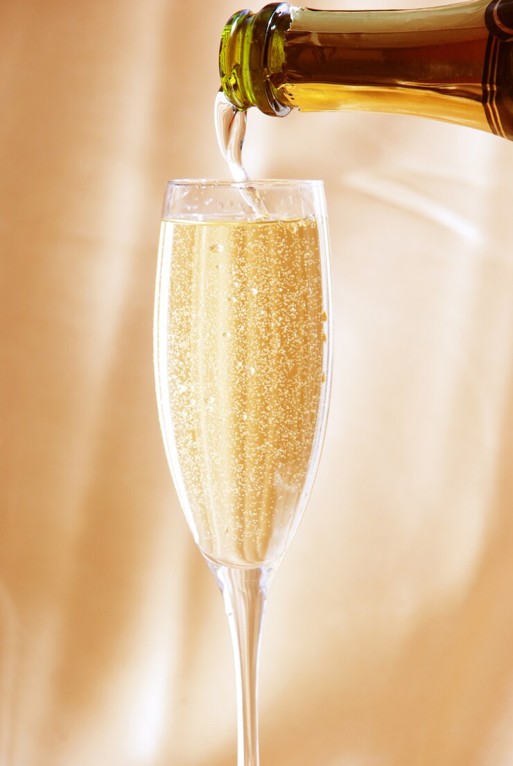 Bicchiere di champagne su sfondo dorato