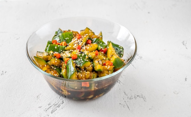 Bicchiere di ciotola di insalata cinese di cetrioli schiacciati