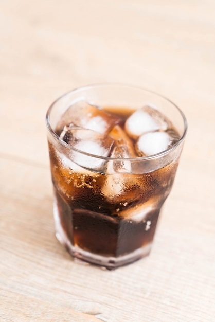 bicchiere di coca cola con ghiaccio