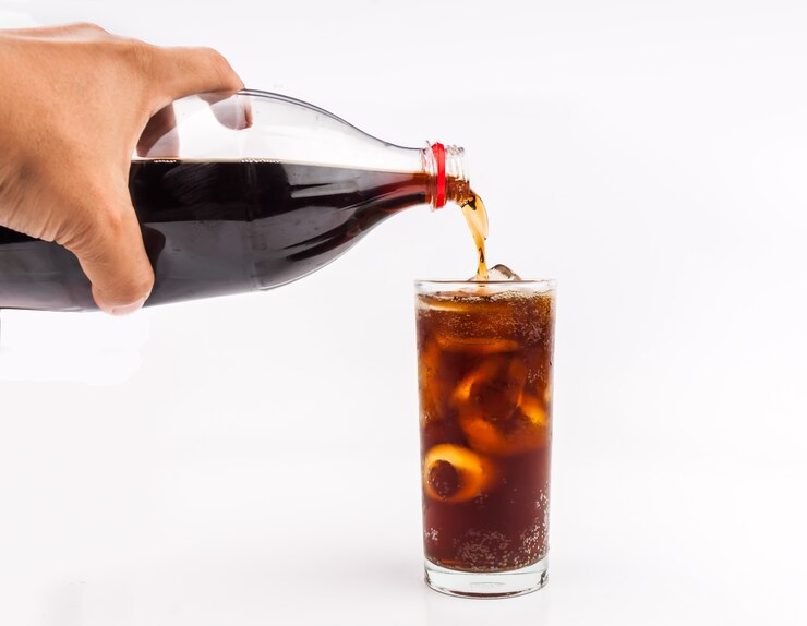Bicchiere di coca con cubetti di ghiaccio
