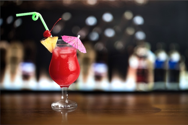 Bicchiere di cocktail alcolico sullo sfondo