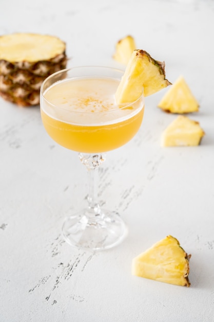 Bicchiere di cocktail Algonquin guarnito con fetta di ananas