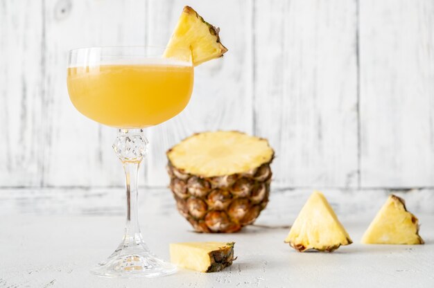 Bicchiere di cocktail Algonquin guarnito con fetta di ananas