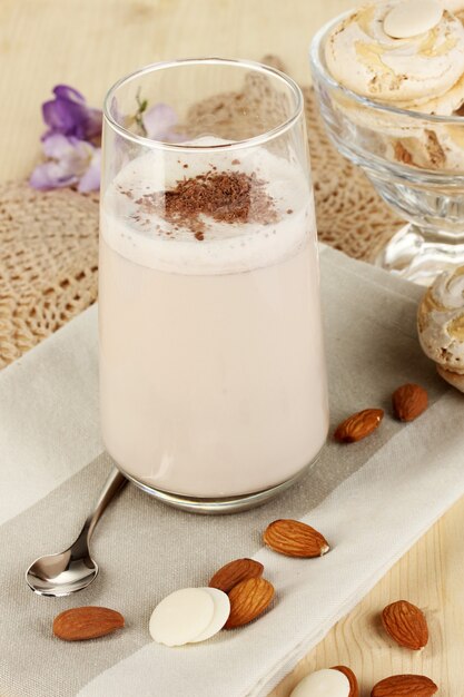 Bicchiere di cocktail con crema al cioccolato sul primo piano del tavolo di legno