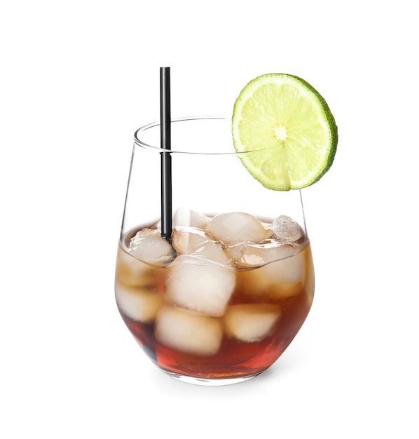 Bicchiere di cocktail con ghiaccio di cola e lime tagliato su sfondo bianco