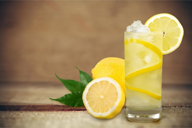 Bicchiere di cocktail con limone su sfondo sfocato