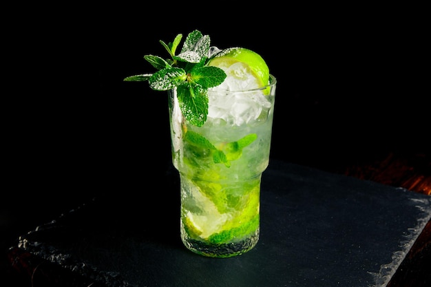 Bicchiere di cocktail mojito su sfondo nero