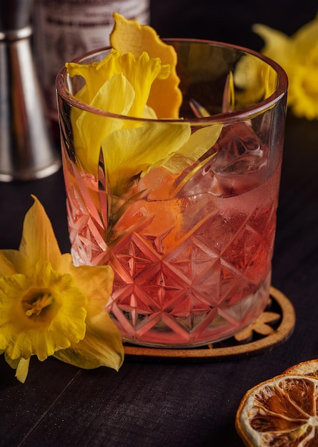 Bicchiere di cocktail negroni decorato con fiori