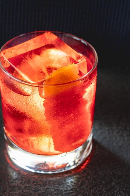 Bicchiere di cocktail Negroni guarnito con scorza d'arancia