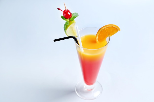 Bicchiere di cocktail Tequila Sunrise su sfondo chiaro