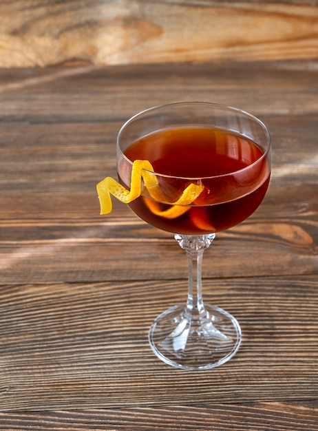 Bicchiere di cocktail Tipperary guarnito con twist d'arancia