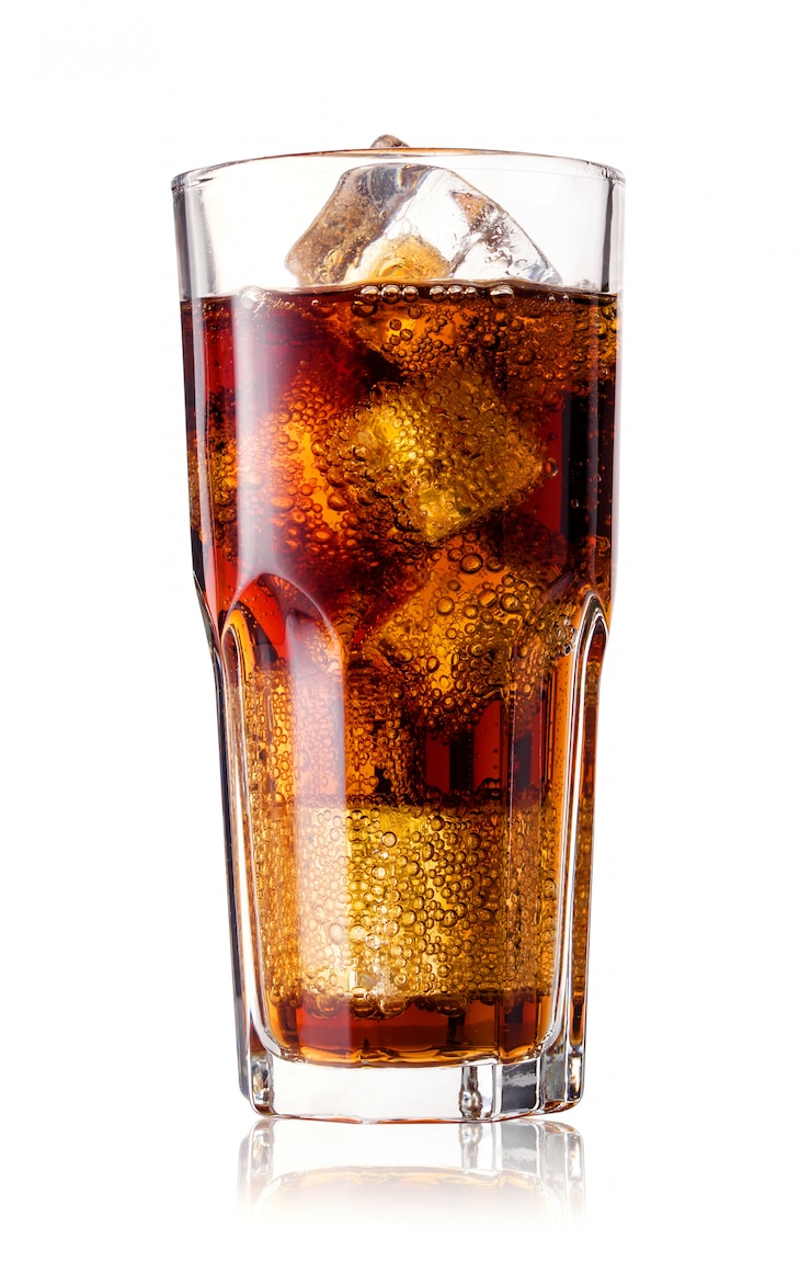 Foto bicchiere di cola con ghiaccio