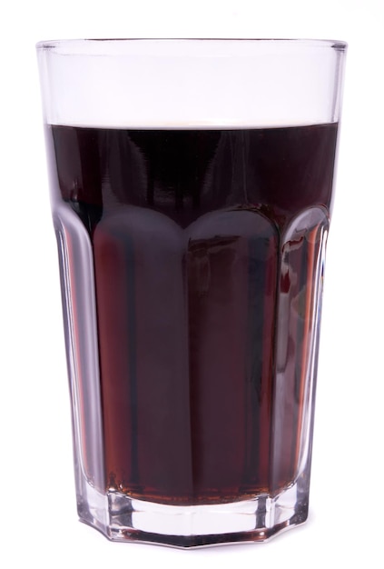 Bicchiere di cola isolato su sfondo bianco
