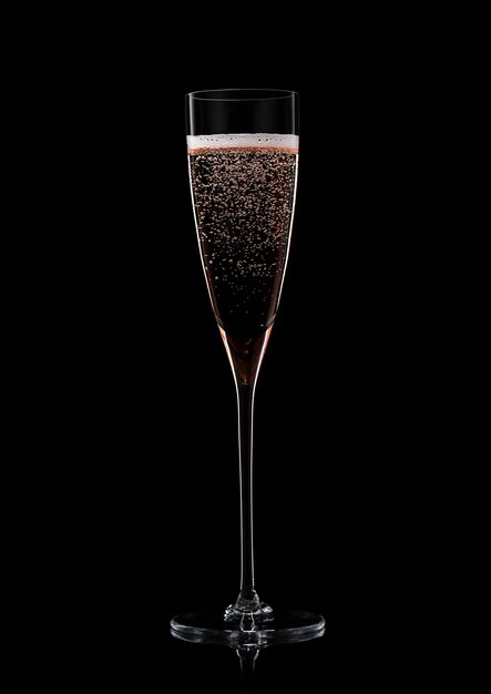 Bicchiere di cristallo di lusso con champagne rosa su nero