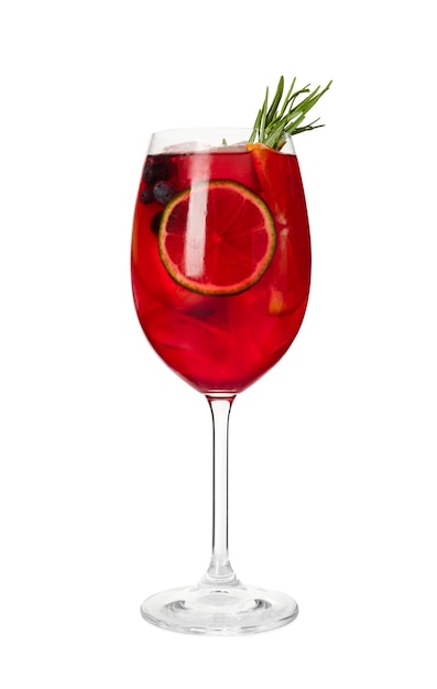 Bicchiere di delizioso cocktail Red Sangria isolato su bianco