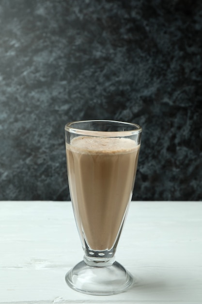 Bicchiere di frappè al cioccolato bianco sul tavolo di legno