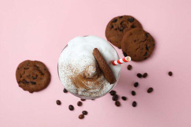 Bicchiere di frappè con semi di caffè e biscotti