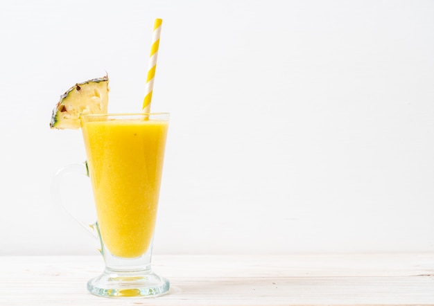 bicchiere di frullato di ananas fresco sul tavolo di legno