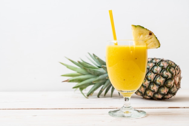 bicchiere di frullato di ananas fresco sul tavolo di legno